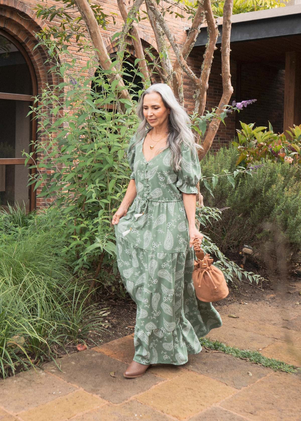 Vestido largo color verde con diseño floral y cinturón ajustable 105972