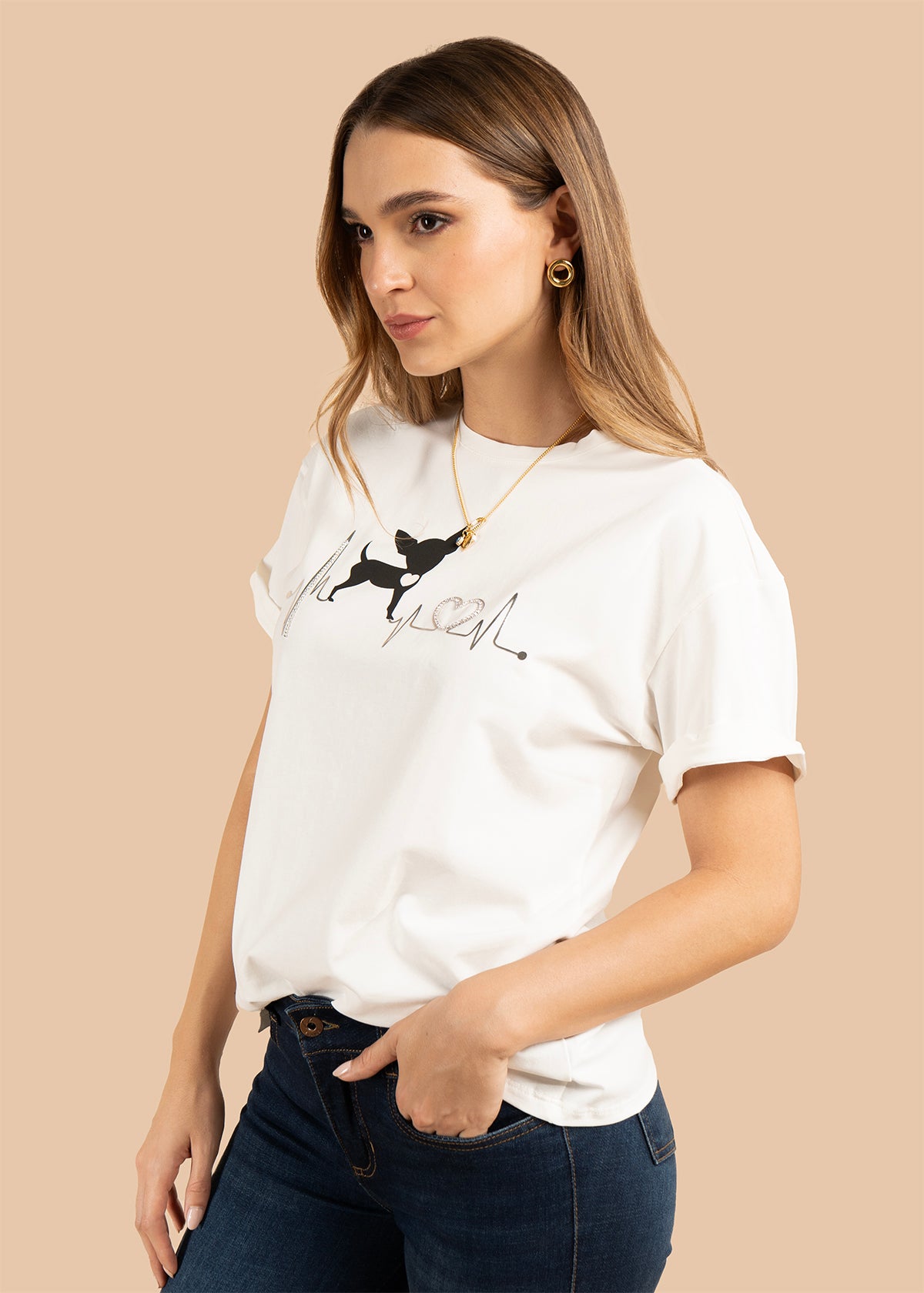 Camiseta color blanco con print de perro y detalle de corazón 105973