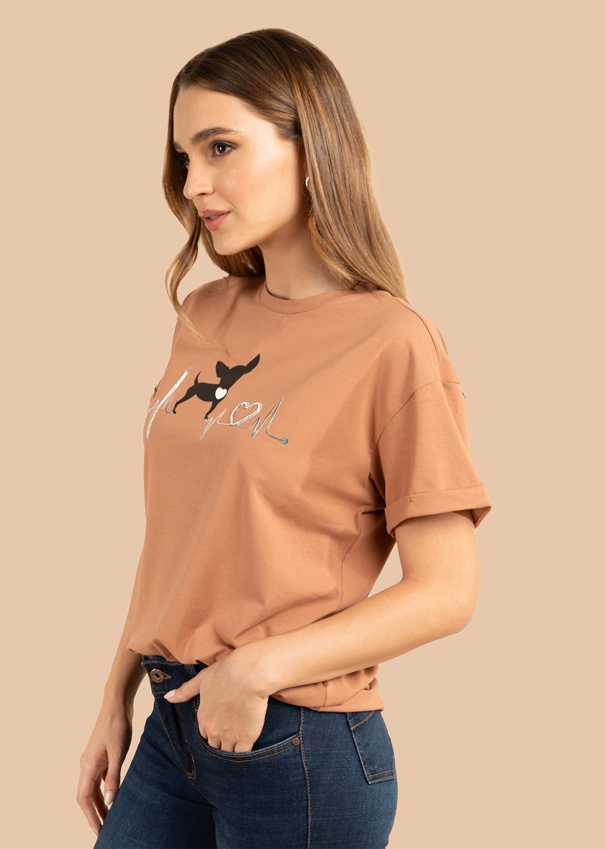 Camiseta color terracota con print de perro y detalle de corazón 105973