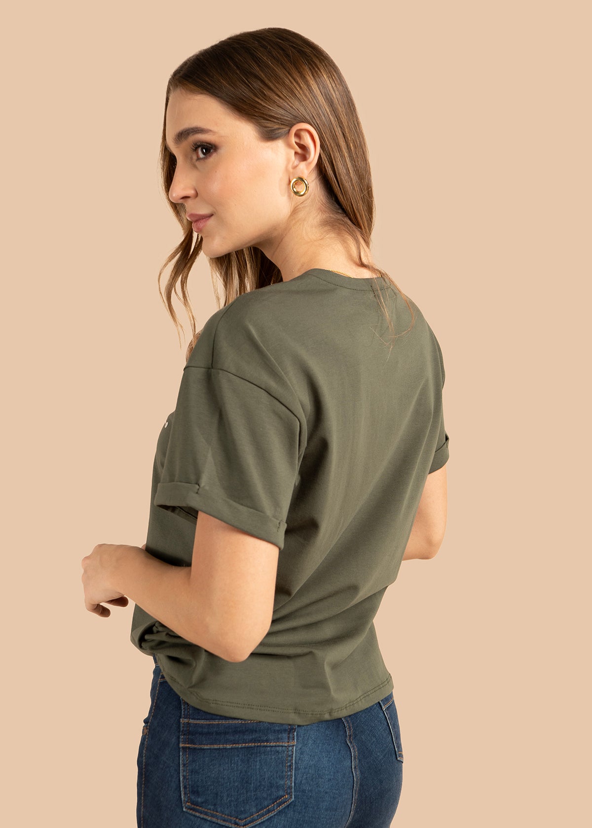 Camiseta color verde militar con print de perro y detalle de corazón 105973
