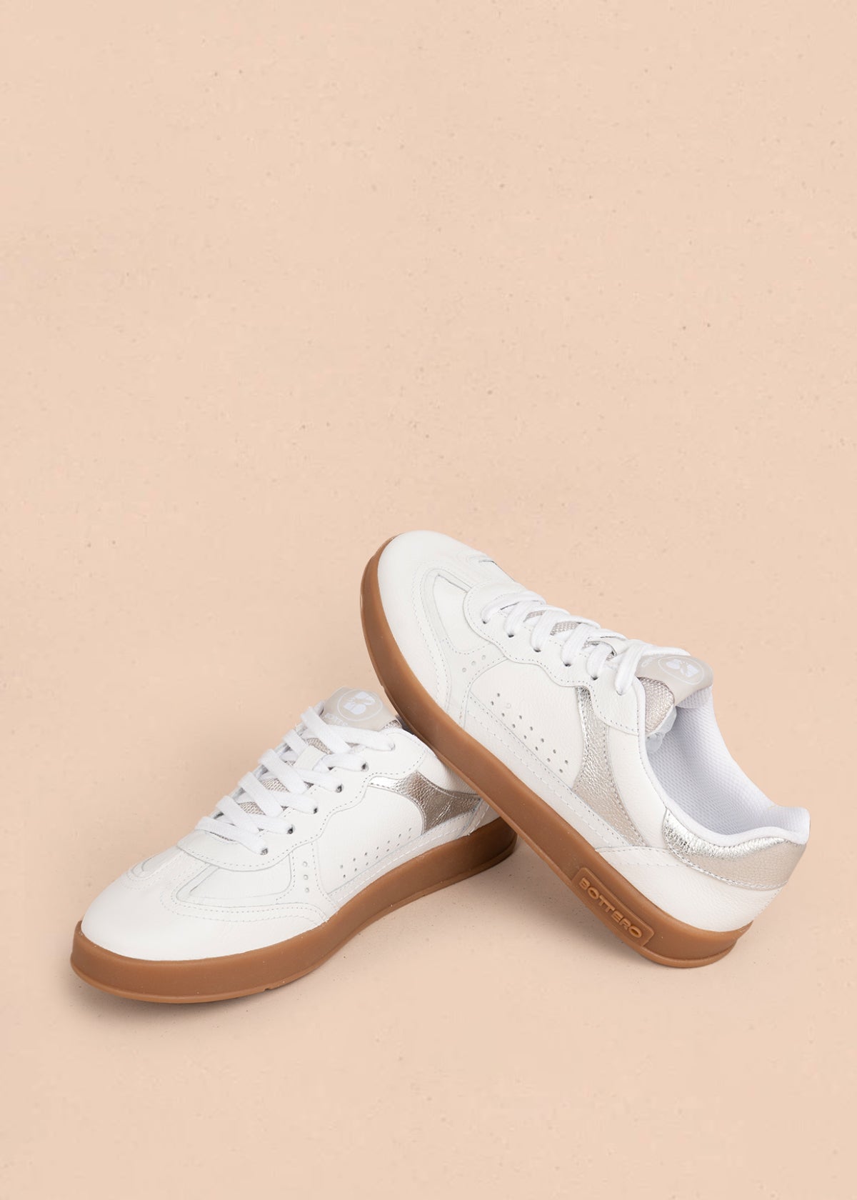 Deportivo en cuero color blanco con diseño perforado 105974