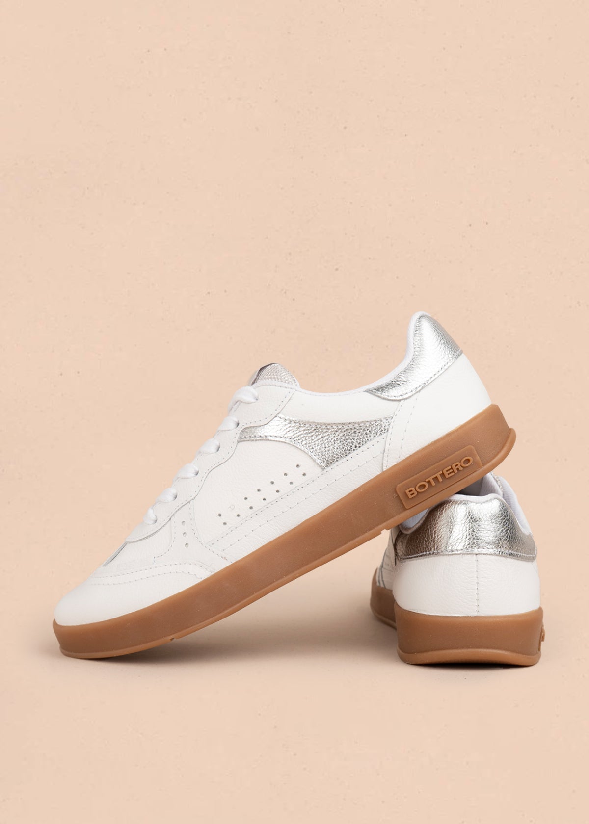 Deportivo en cuero color blanco con diseño perforado 105974