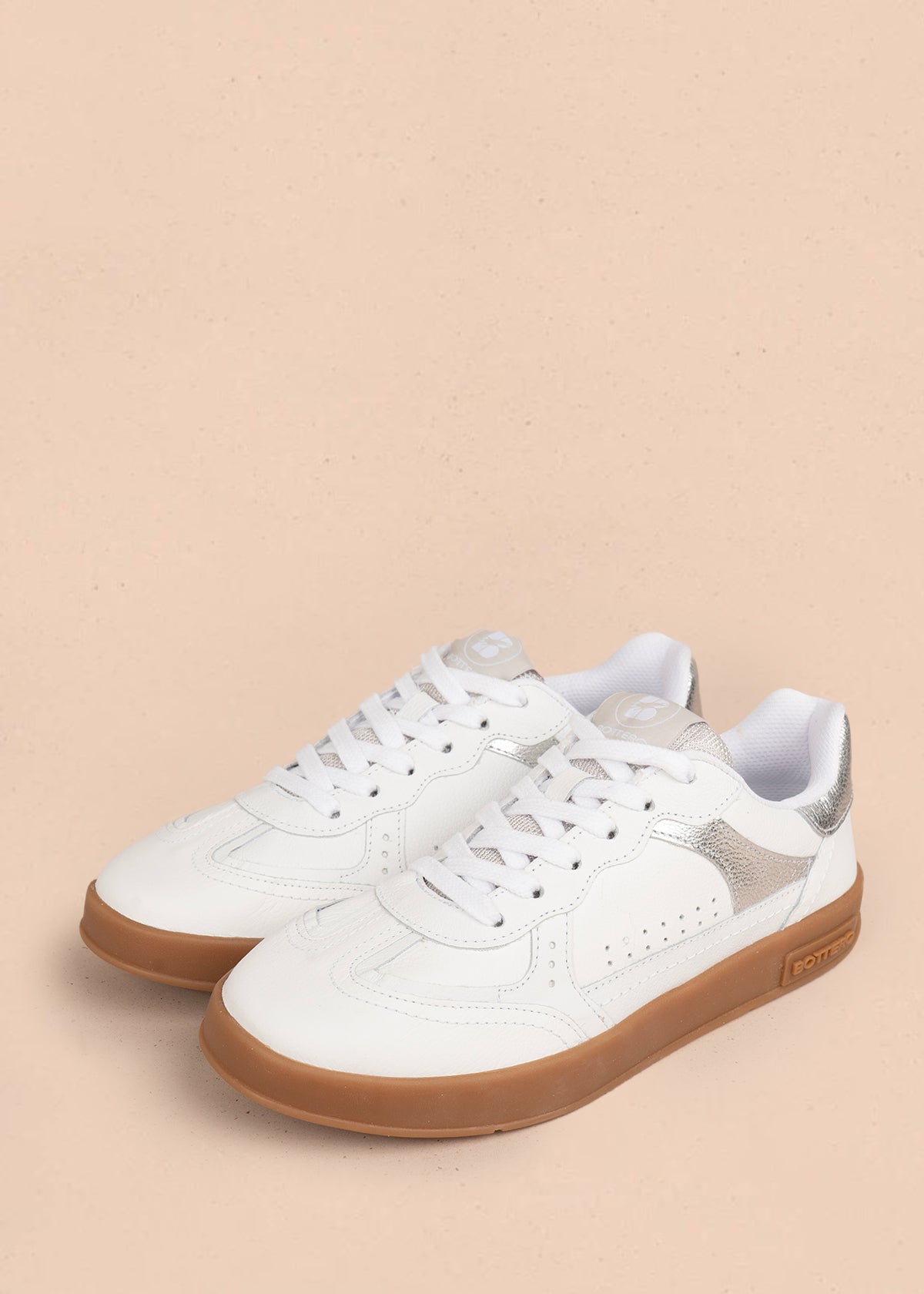 Deportivo en cuero color blanco con diseño perforado 105974