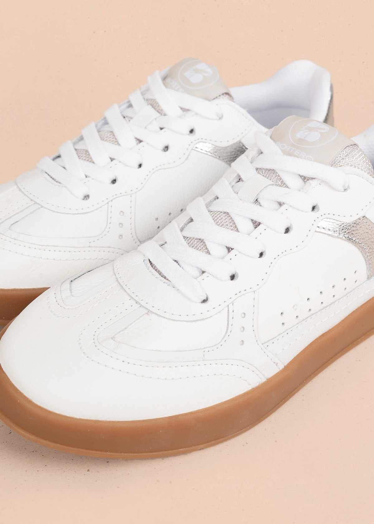 Deportivo en cuero color blanco con diseño perforado 105974