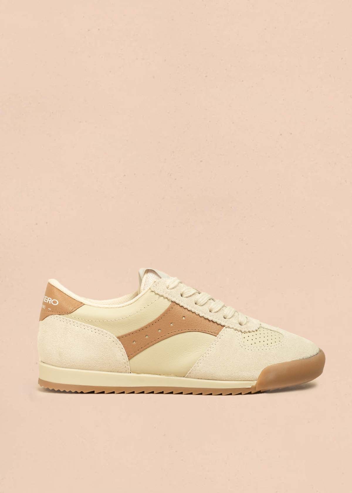 Tenis casuales en cuero color arena con detalles en café 105977