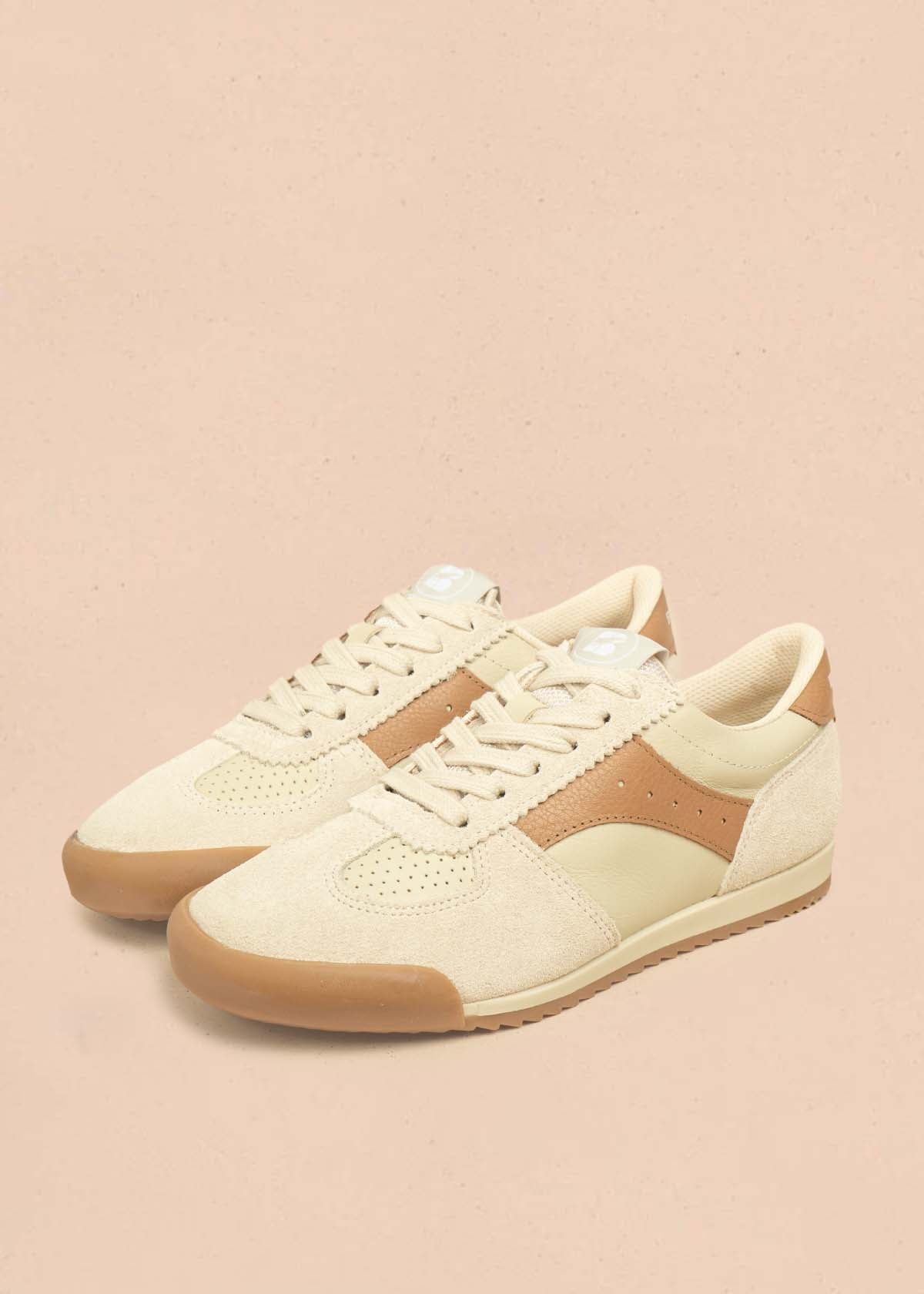 Tenis casuales en cuero color arena con detalles en café 105977
