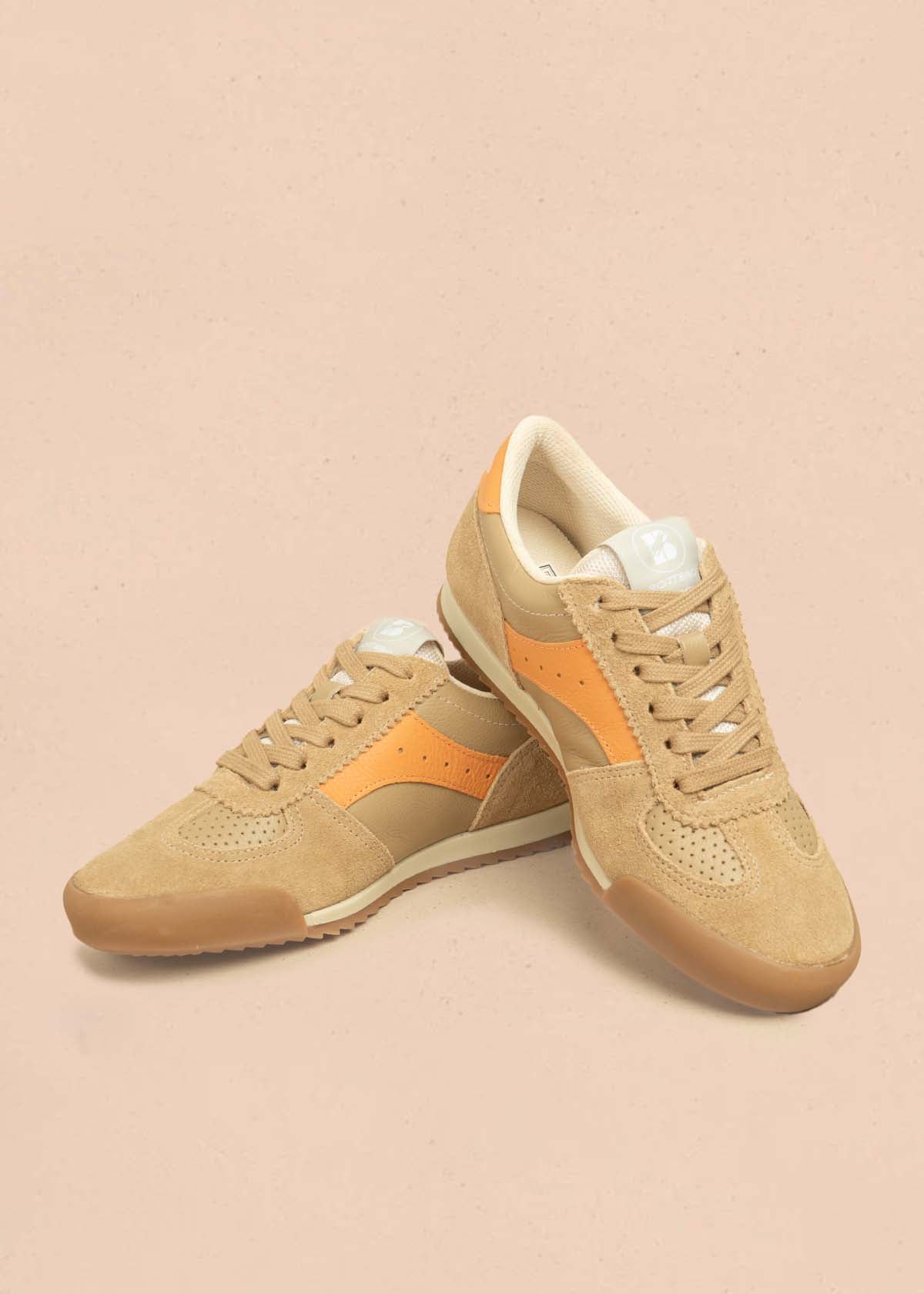 Tenis casuales en cuero color canela con detalles en naranja 105977