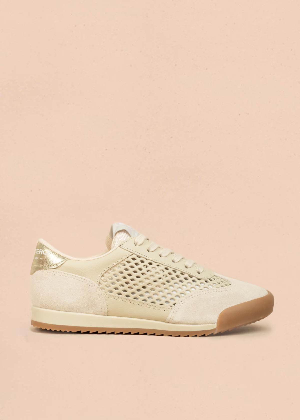 Tenis deportivos en cuero color arena con perforaciones 105978