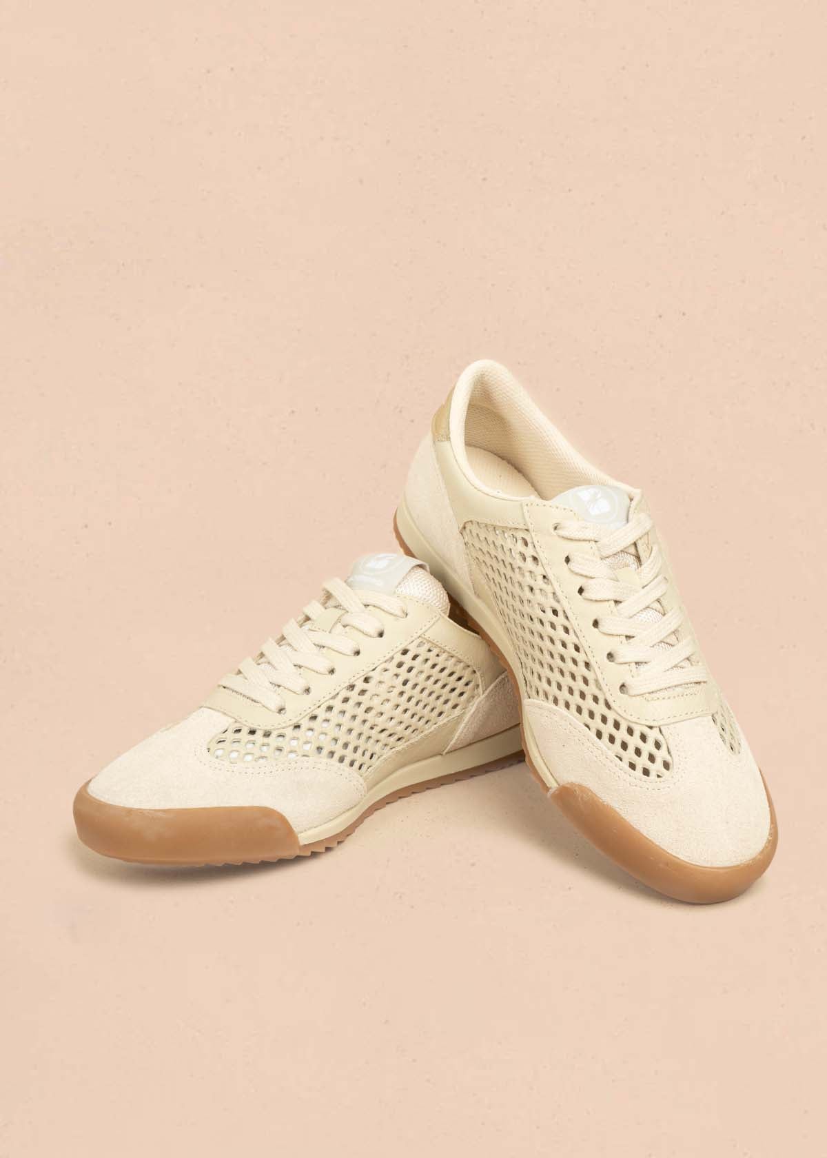 Tenis deportivos en cuero color arena con perforaciones 105978