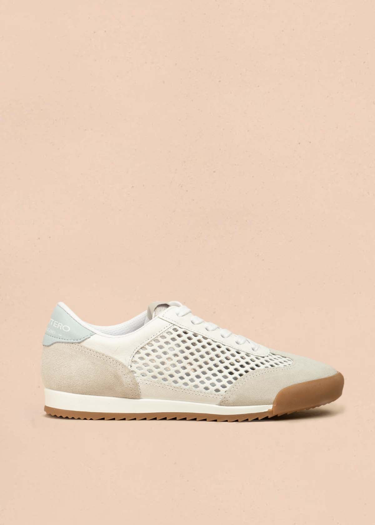 Tenis deportivos en cuero color blanco con perforaciones 105978