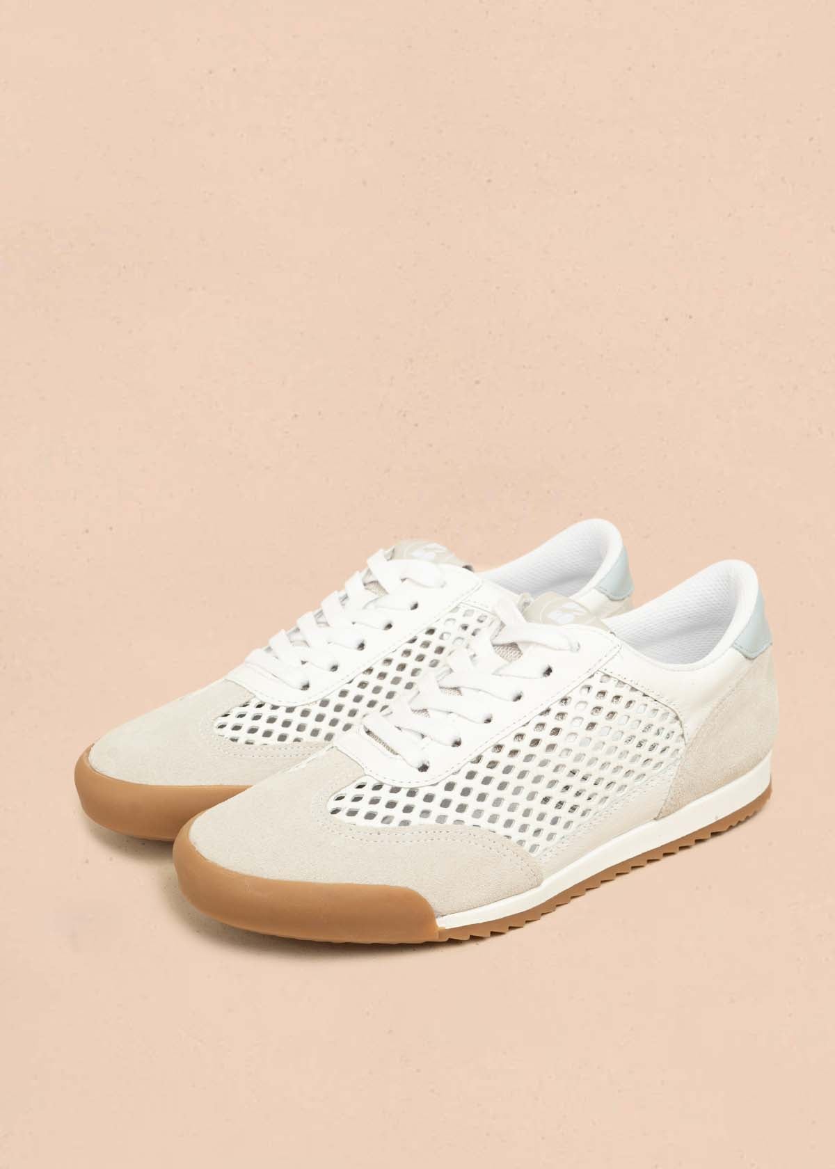 Tenis deportivos en cuero color blanco con perforaciones 105978