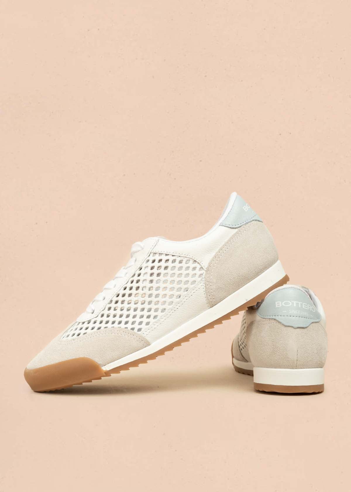 Tenis deportivos en cuero color blanco con perforaciones 105978