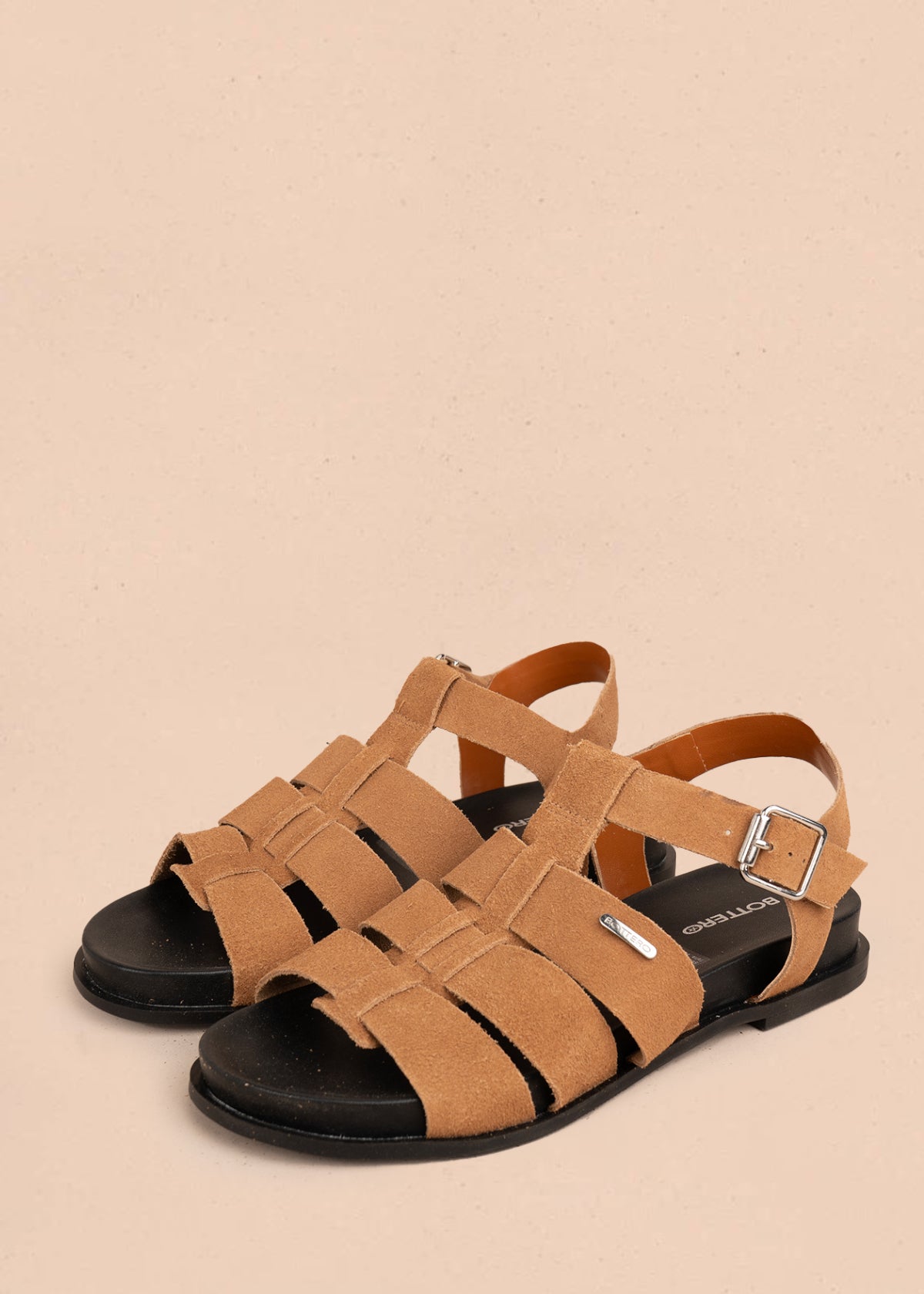 Sandalia plana en cuero color miel con tiras anchas 105980