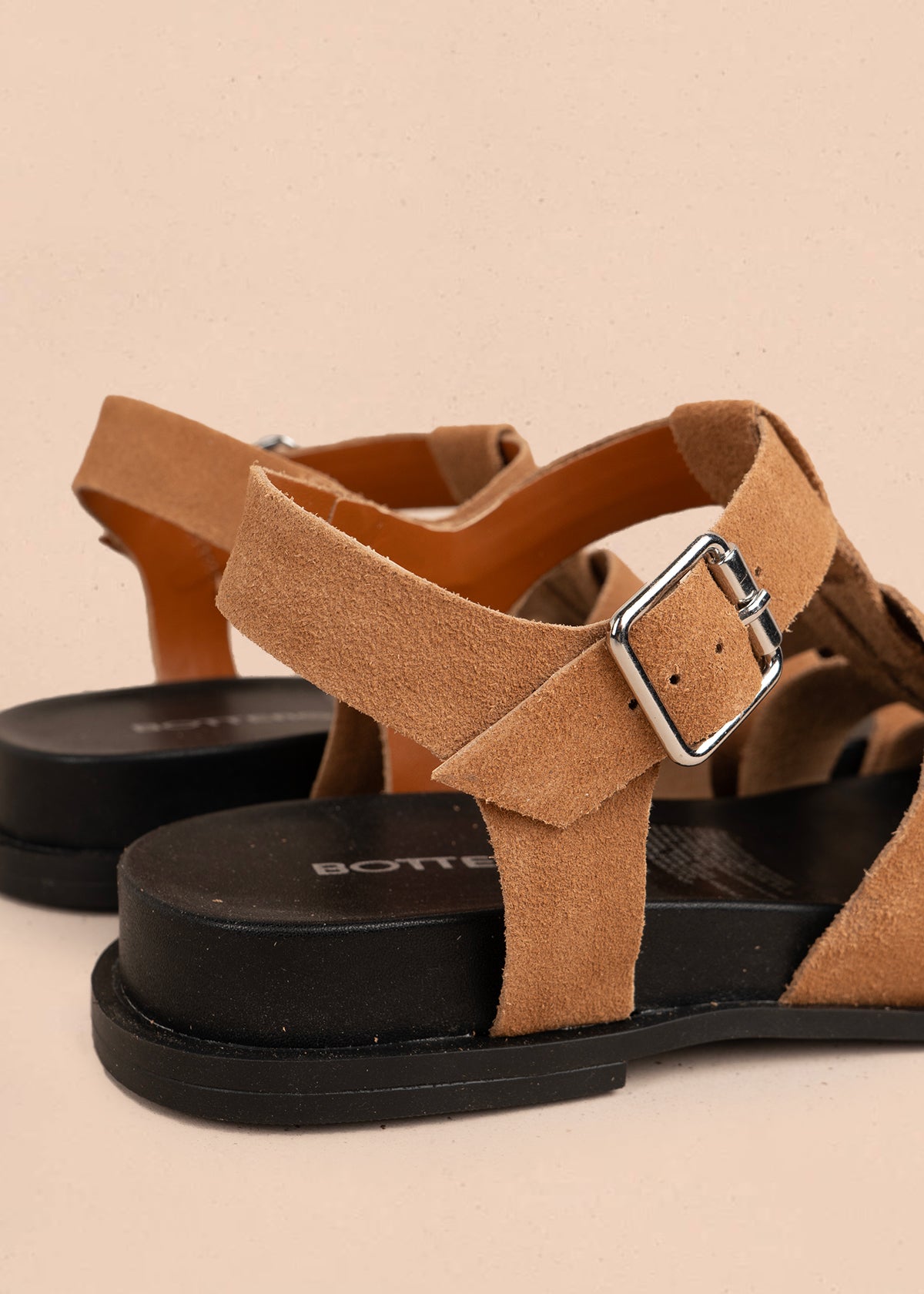 Sandalia plana en cuero color miel con tiras anchas 105980