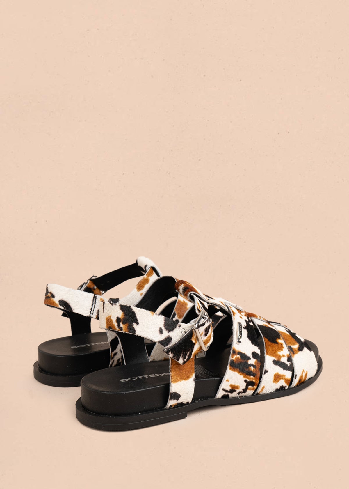 Sandalia plana en cuero color café con tiras anchas animal print 105981