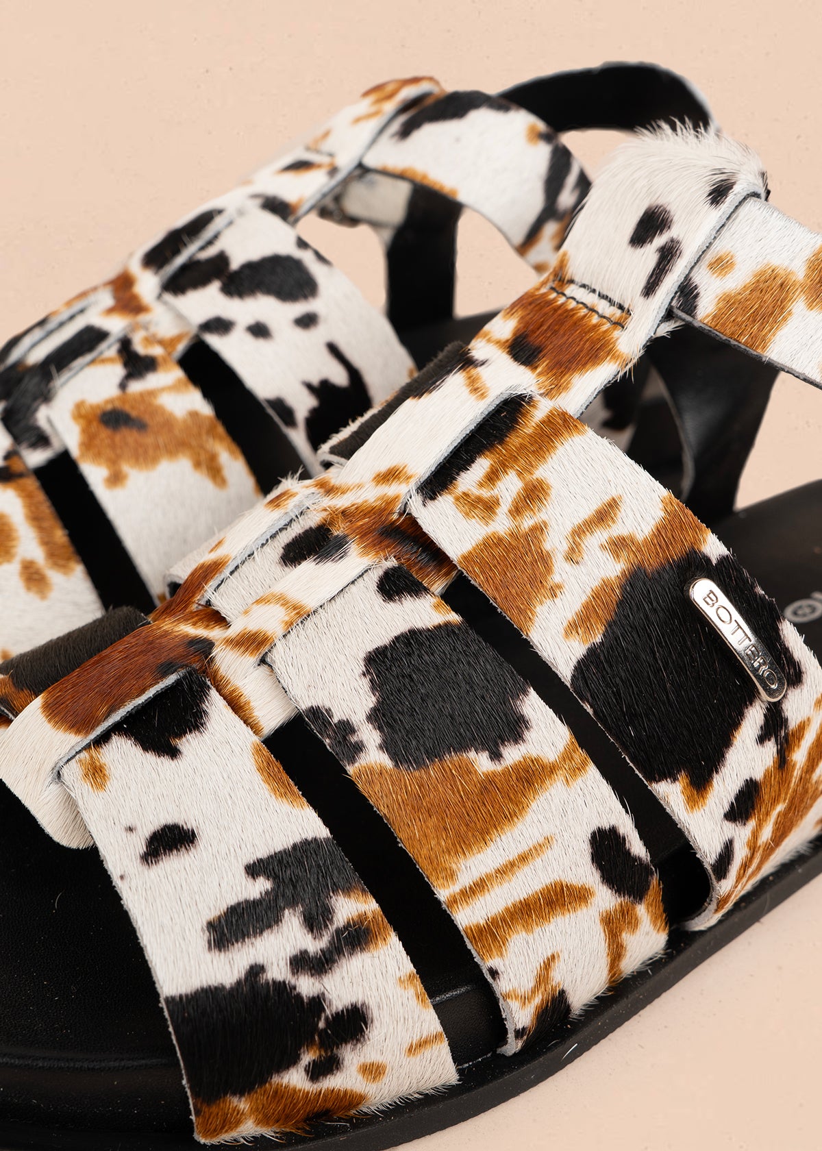 Sandalia plana en cuero color café con tiras anchas animal print 105981