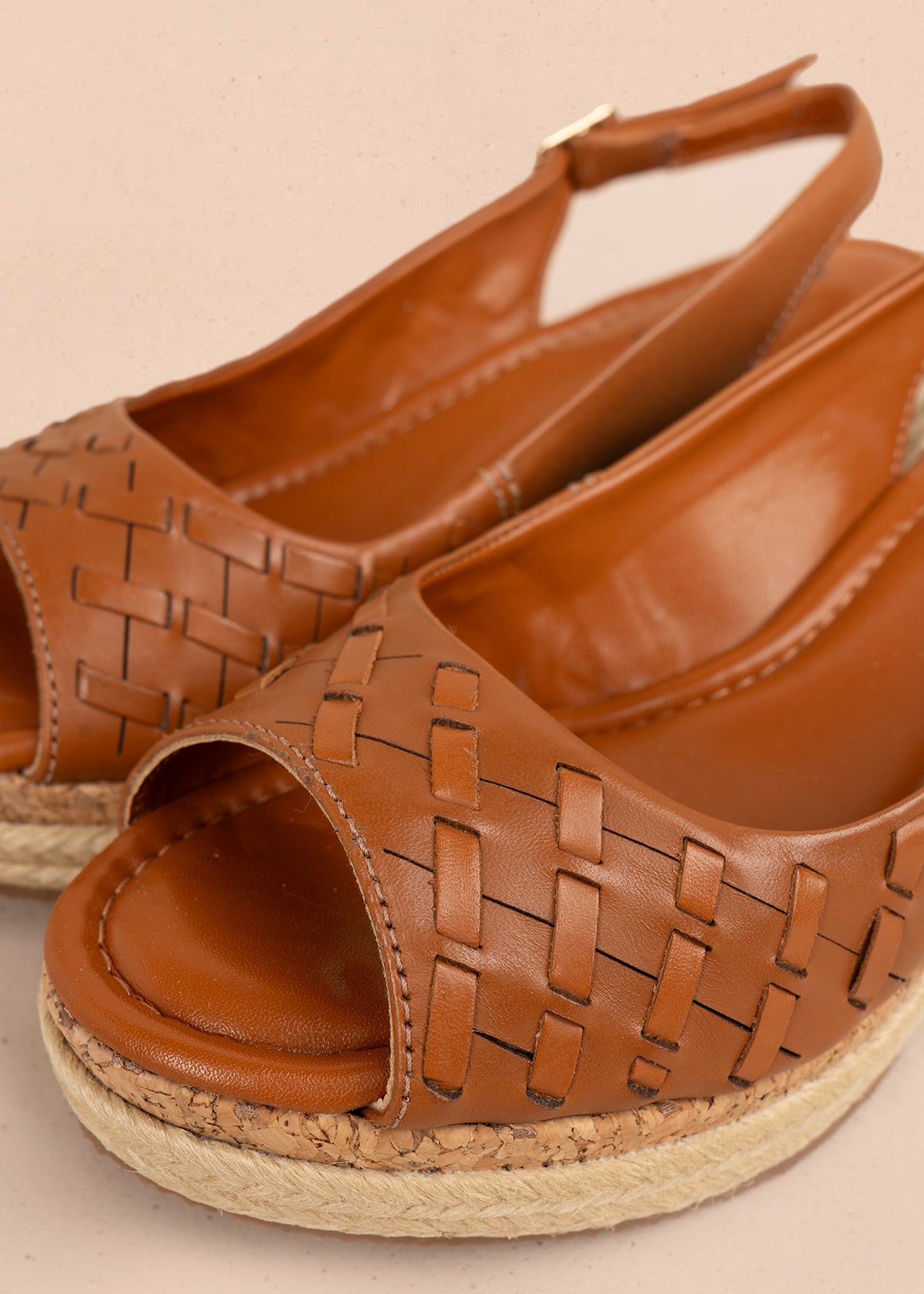 Sandalia en cuero color miel con diseño calado y plataforma en yute 105985