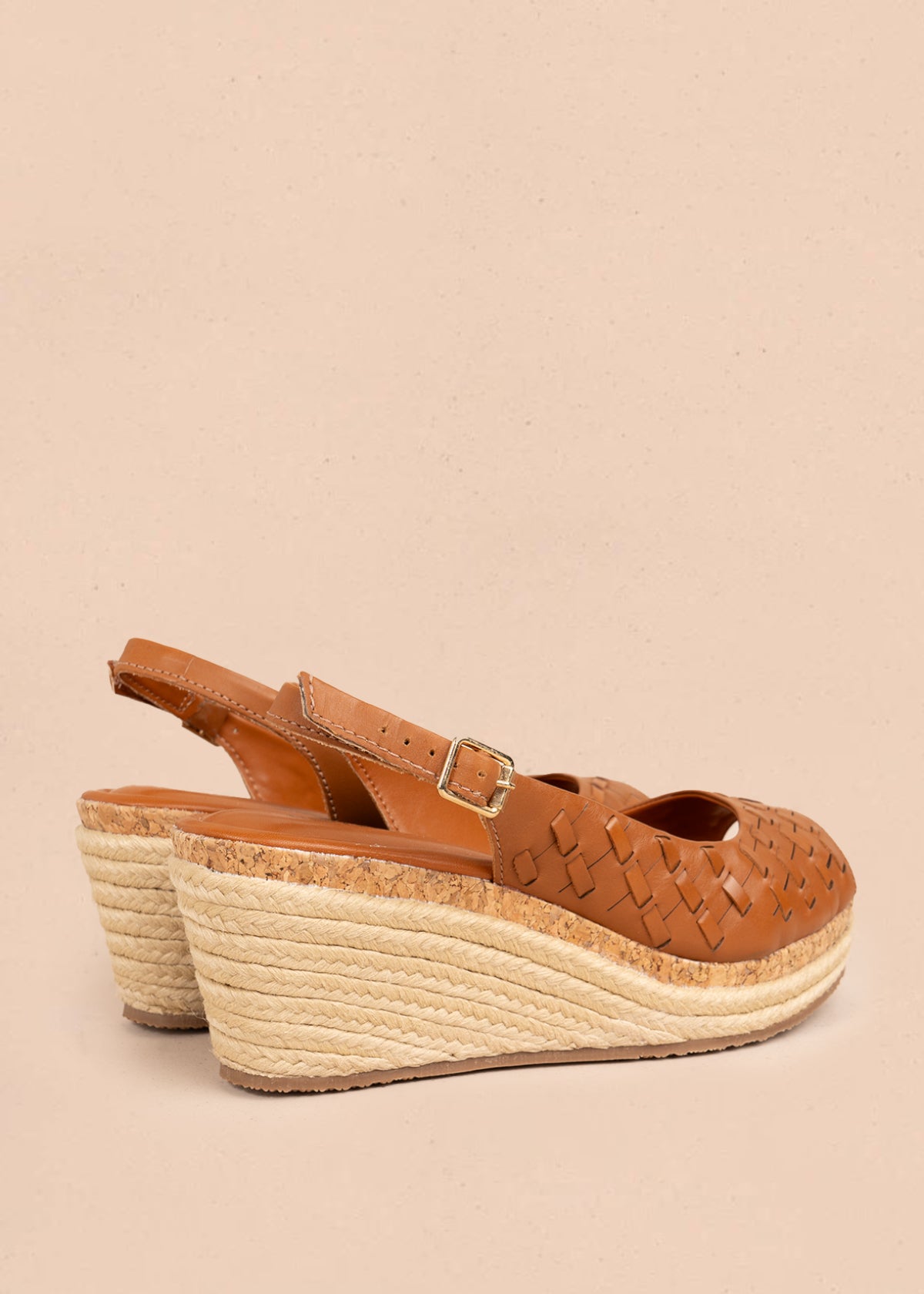 Sandalia en cuero color miel con diseño calado y plataforma en yute 105985