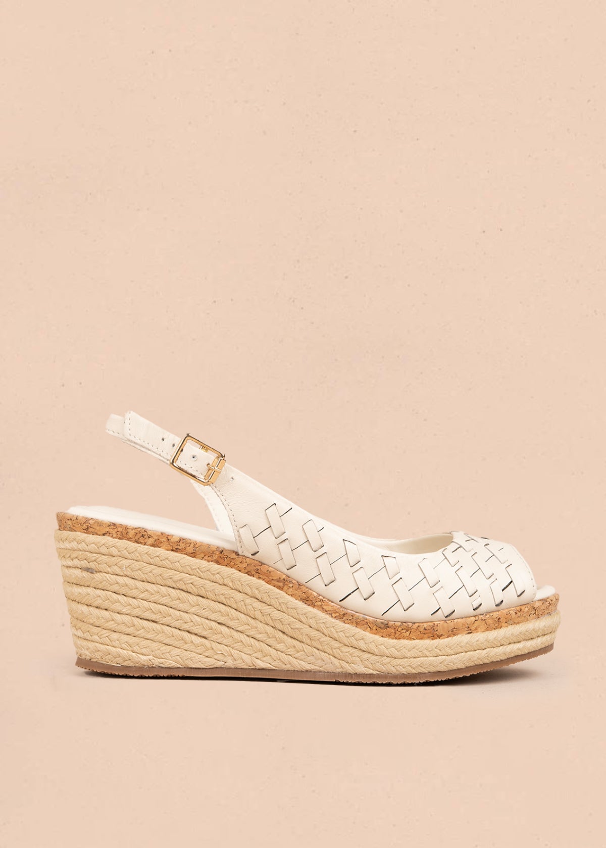 Sandalia en cuero color talco con diseño calado y plataforma en yute 105985