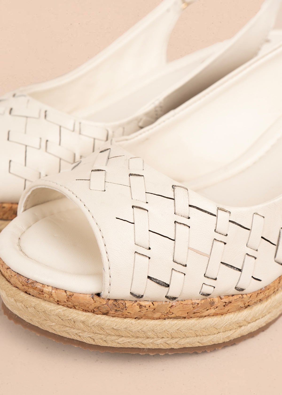 Sandalia en cuero color talco con diseño calado y plataforma en yute 105985