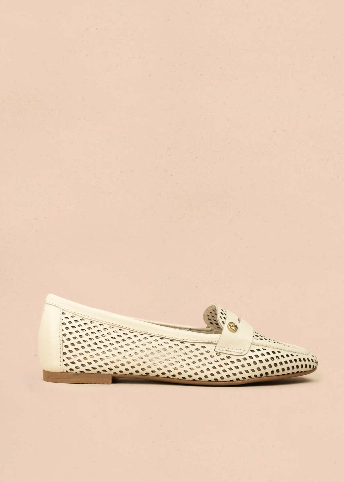 Mocasines en cuero color talco con perforaciones 105989