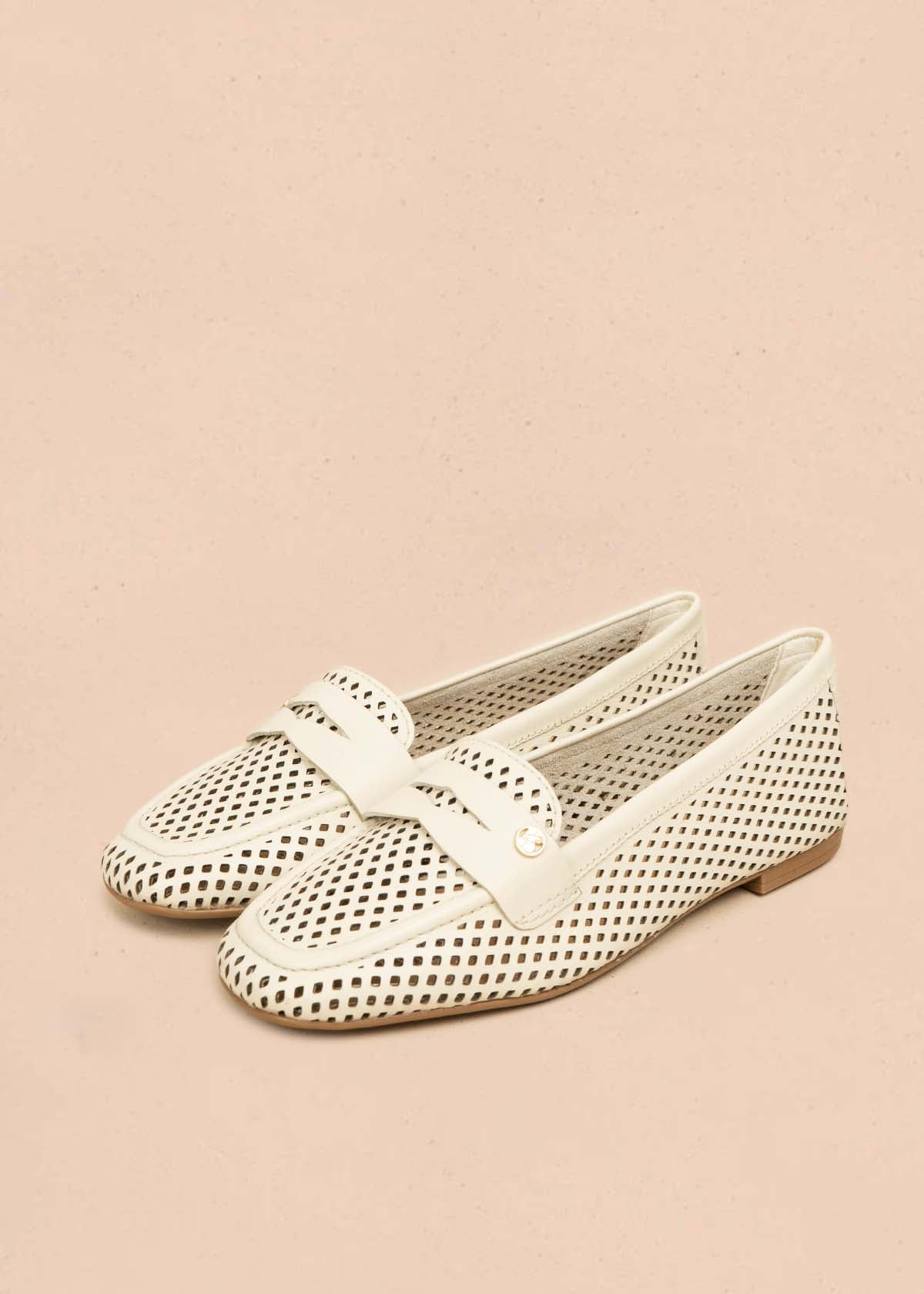 Mocasines en cuero color talco con perforaciones 105989