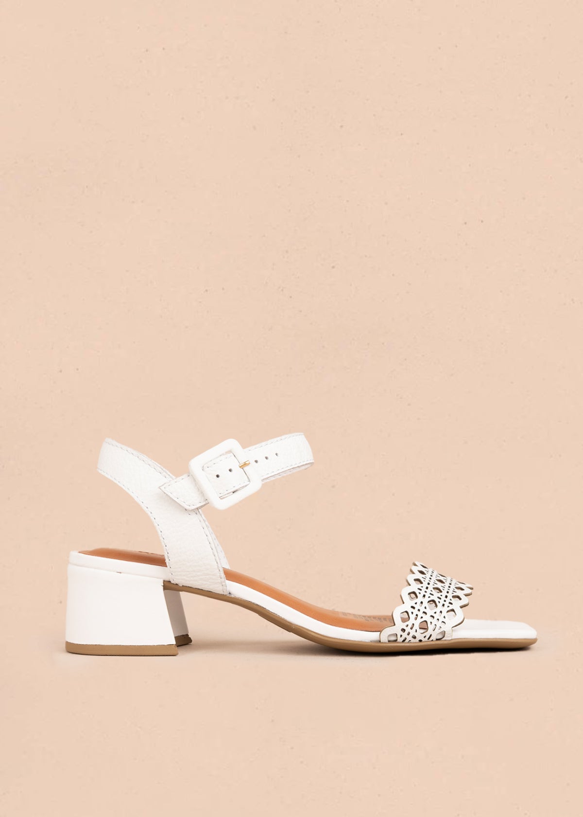 Sandalia en cuero color blanco con perforaciones 105990