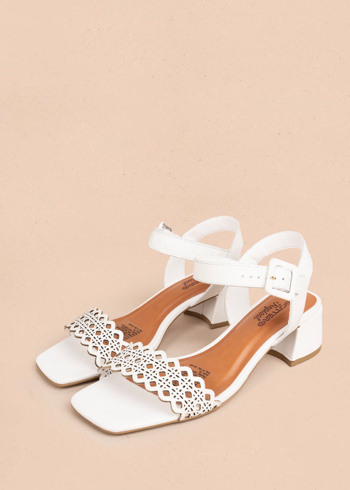 Sandalia en cuero color blanco con perforaciones 105990