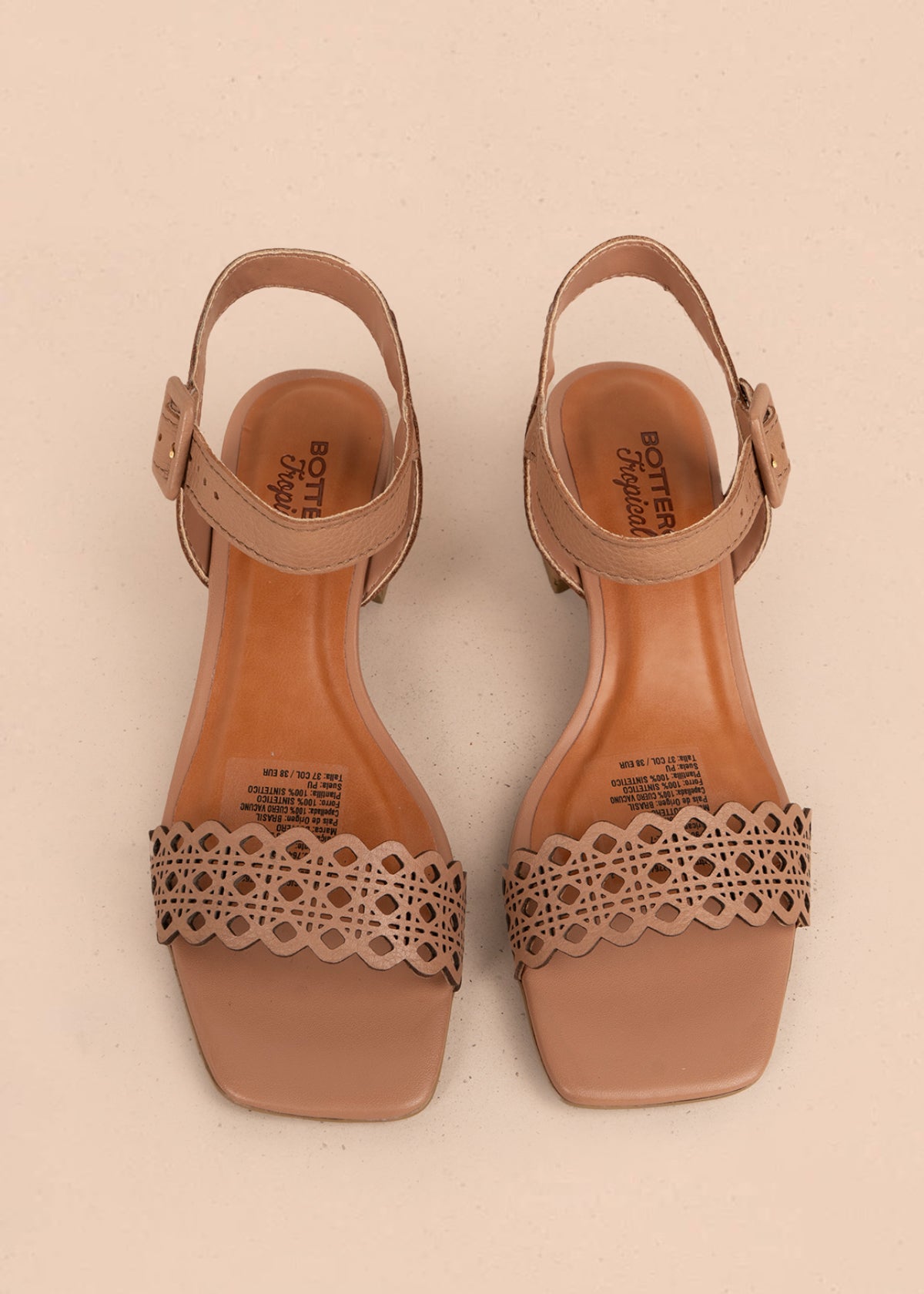 Sandalia en cuero color moca con perforaciones 105990