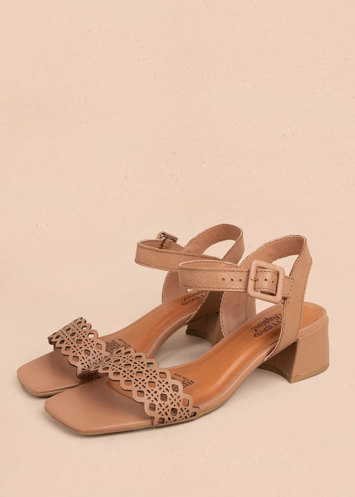 Sandalia en cuero color moca con perforaciones 105990