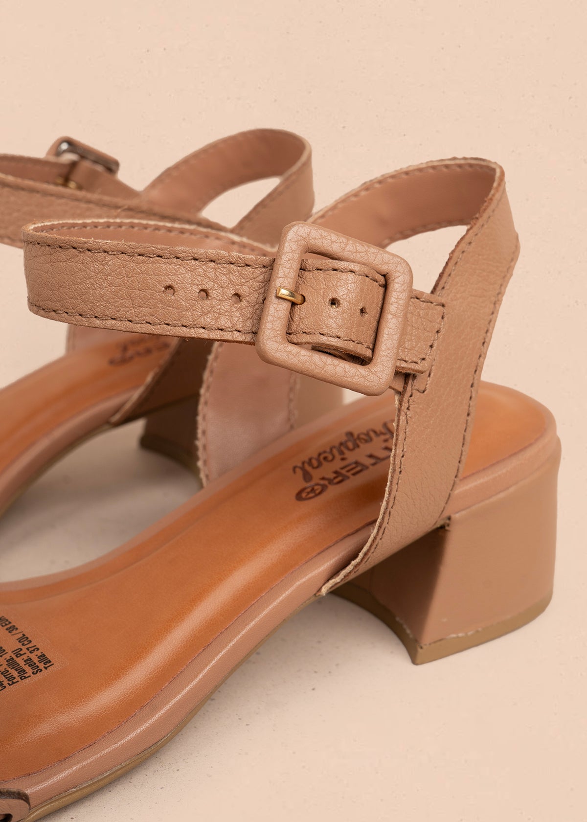 Sandalia en cuero color moca con perforaciones 105990