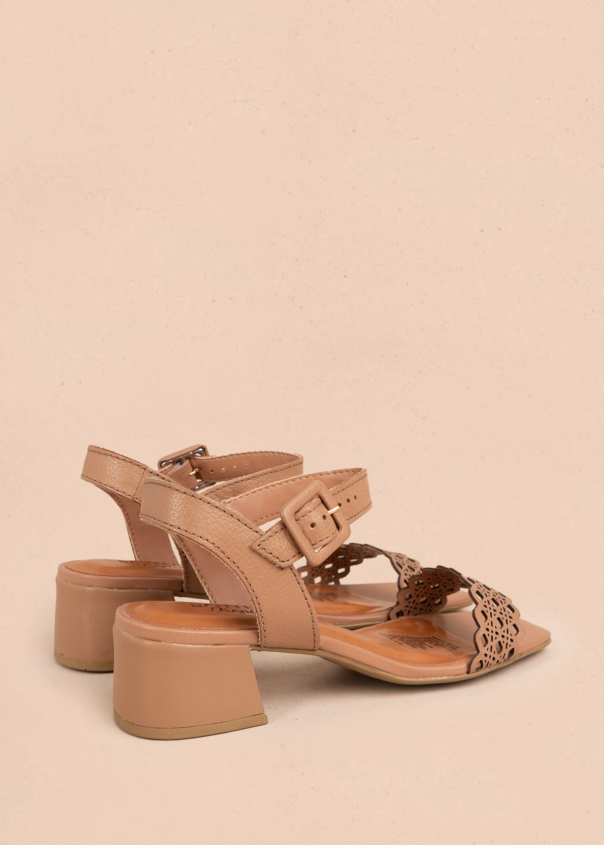 Sandalia en cuero color moca con perforaciones 105990