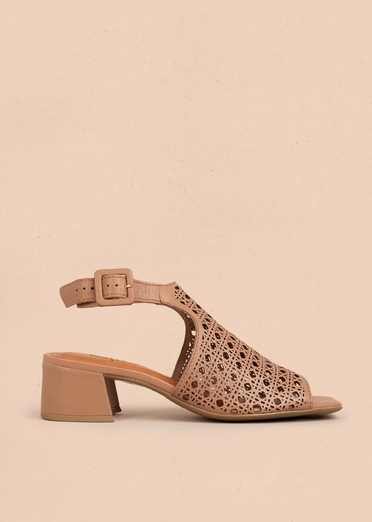 Sandalia en cuero color moca con perforaciones y diseño calado 105991
