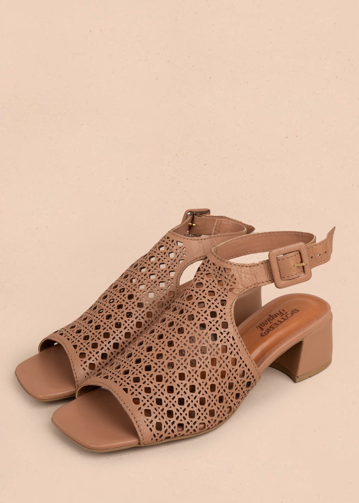 Sandalia en cuero color moca con perforaciones y diseño calado 105991