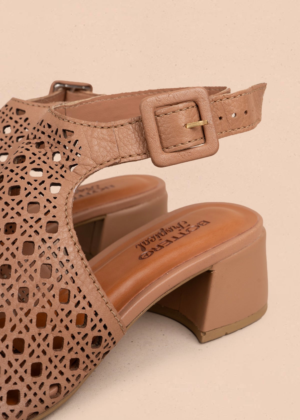 Sandalia en cuero color moca con perforaciones y diseño calado 105991