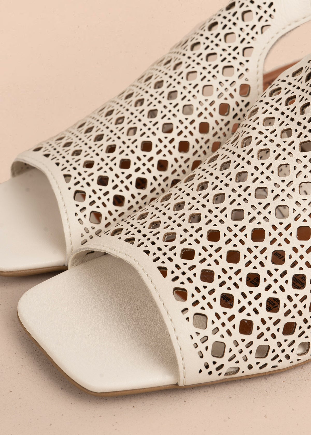 Sandalia en cuero color talco con perforaciones y diseño calado 105991