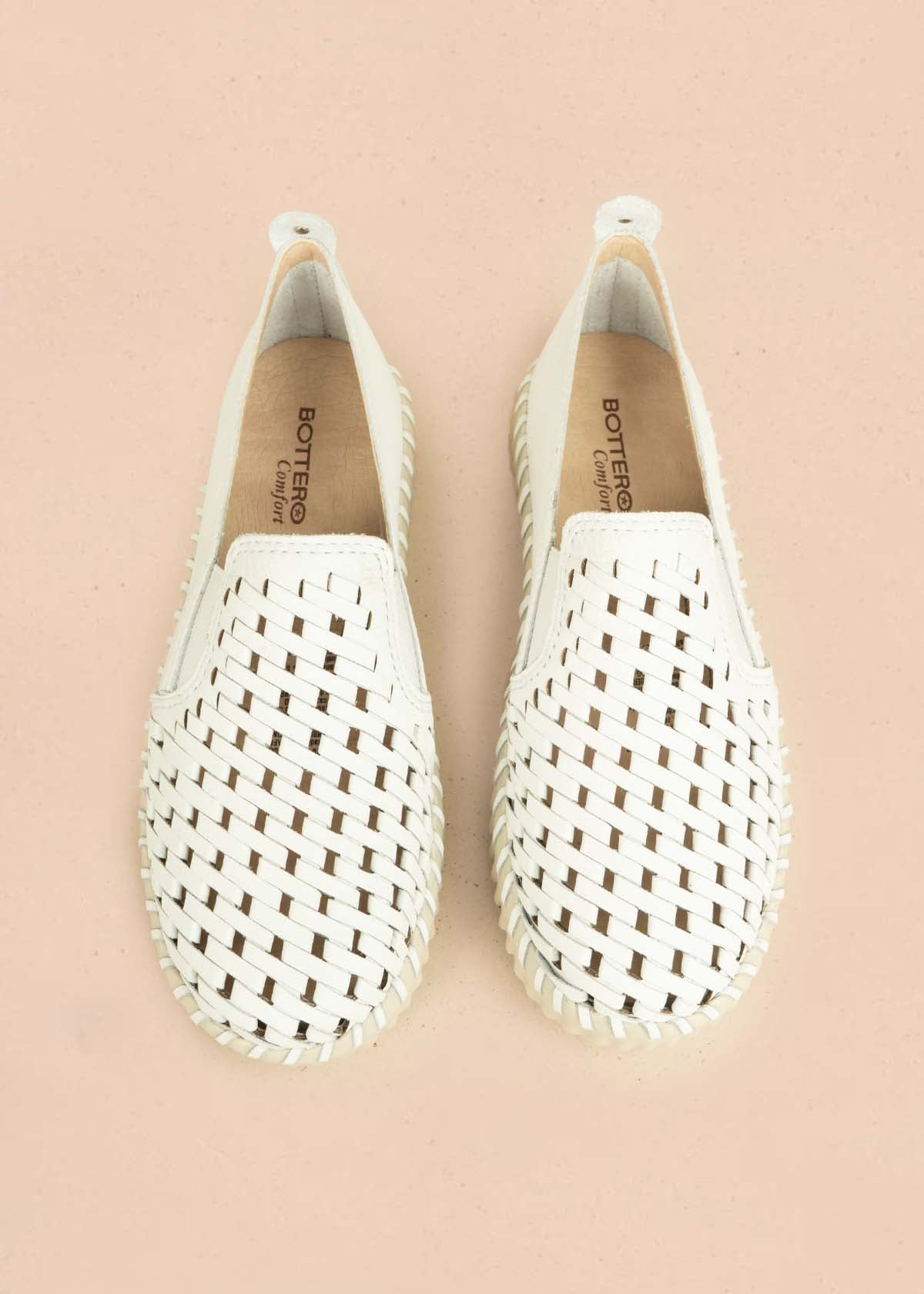 Zapatos cerrados en cuero color blanco con perforaciones 105992