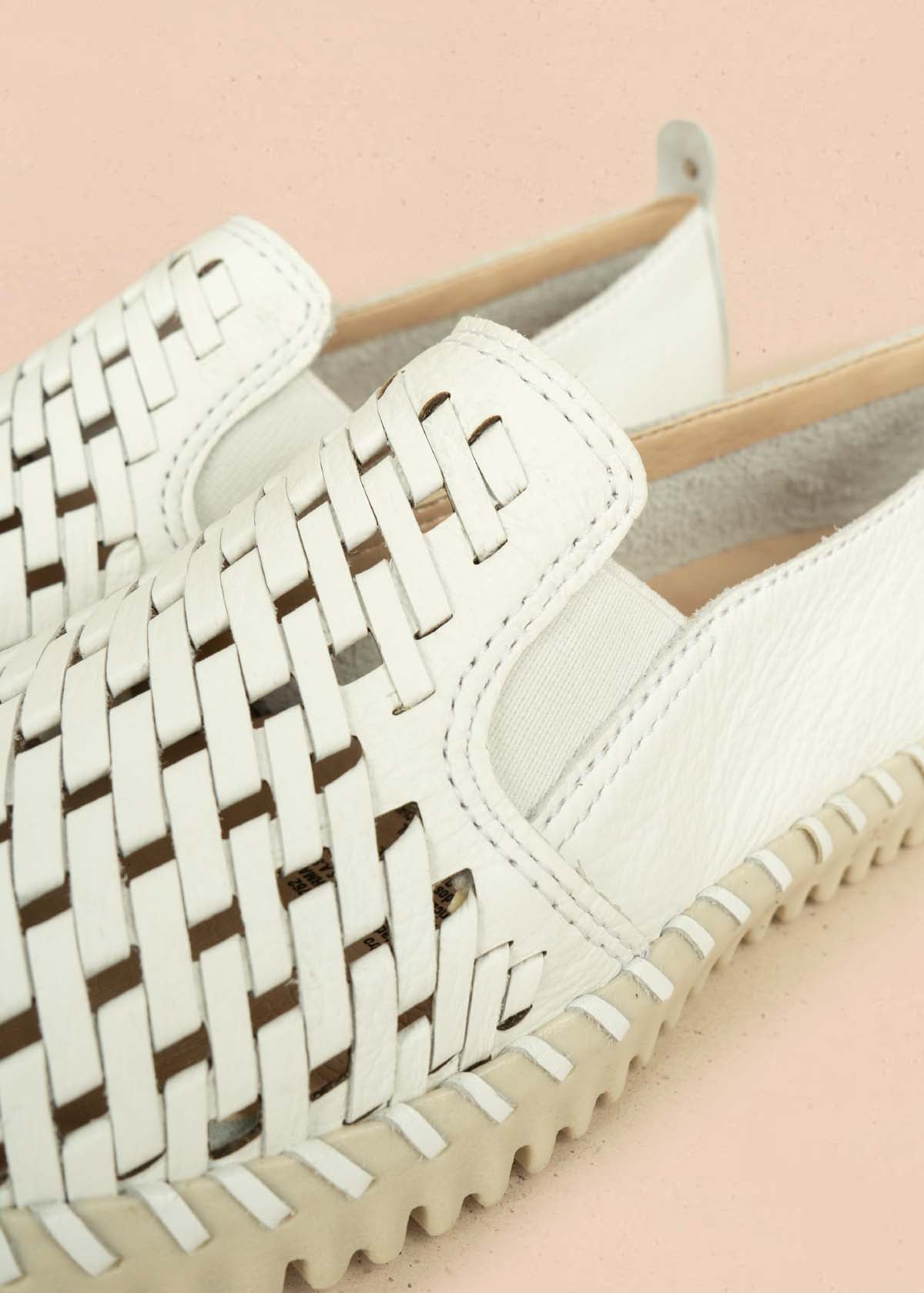 Zapatos cerrados en cuero color blanco con perforaciones 105992