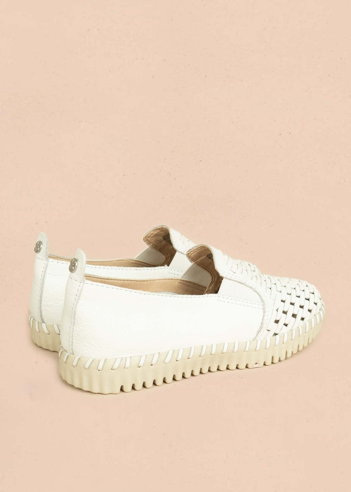 Zapatos cerrados en cuero color blanco con perforaciones 105992