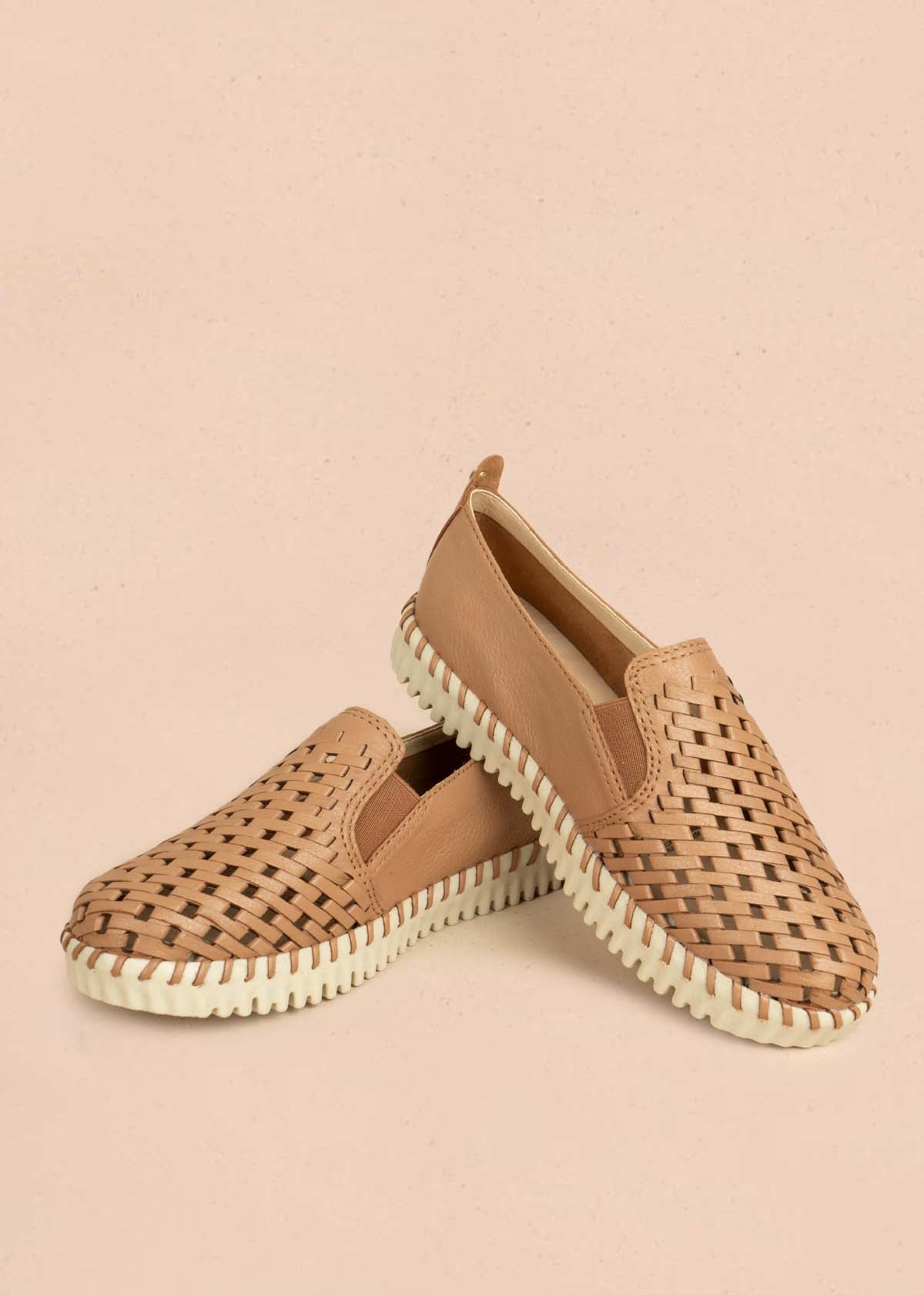 Zapatos cerrados en cuero color moca con perforaciones 105992