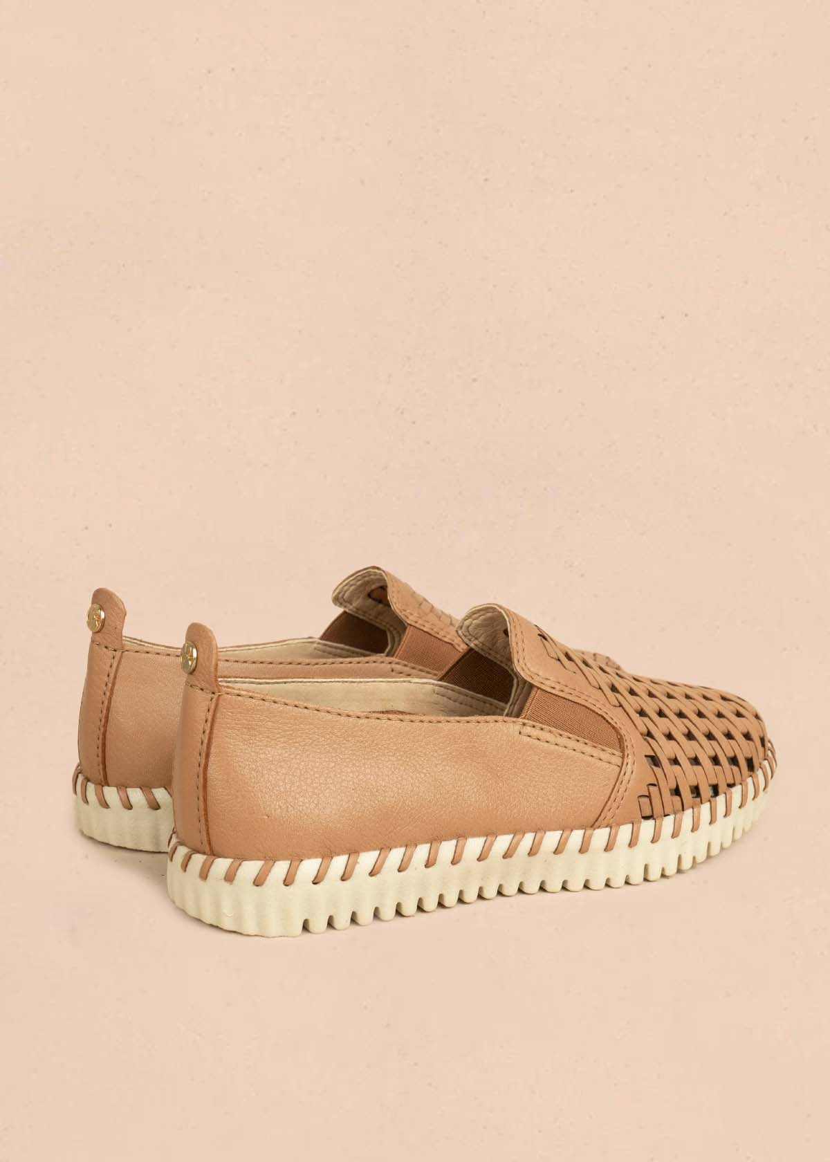 Zapatos cerrados en cuero color moca con perforaciones 105992