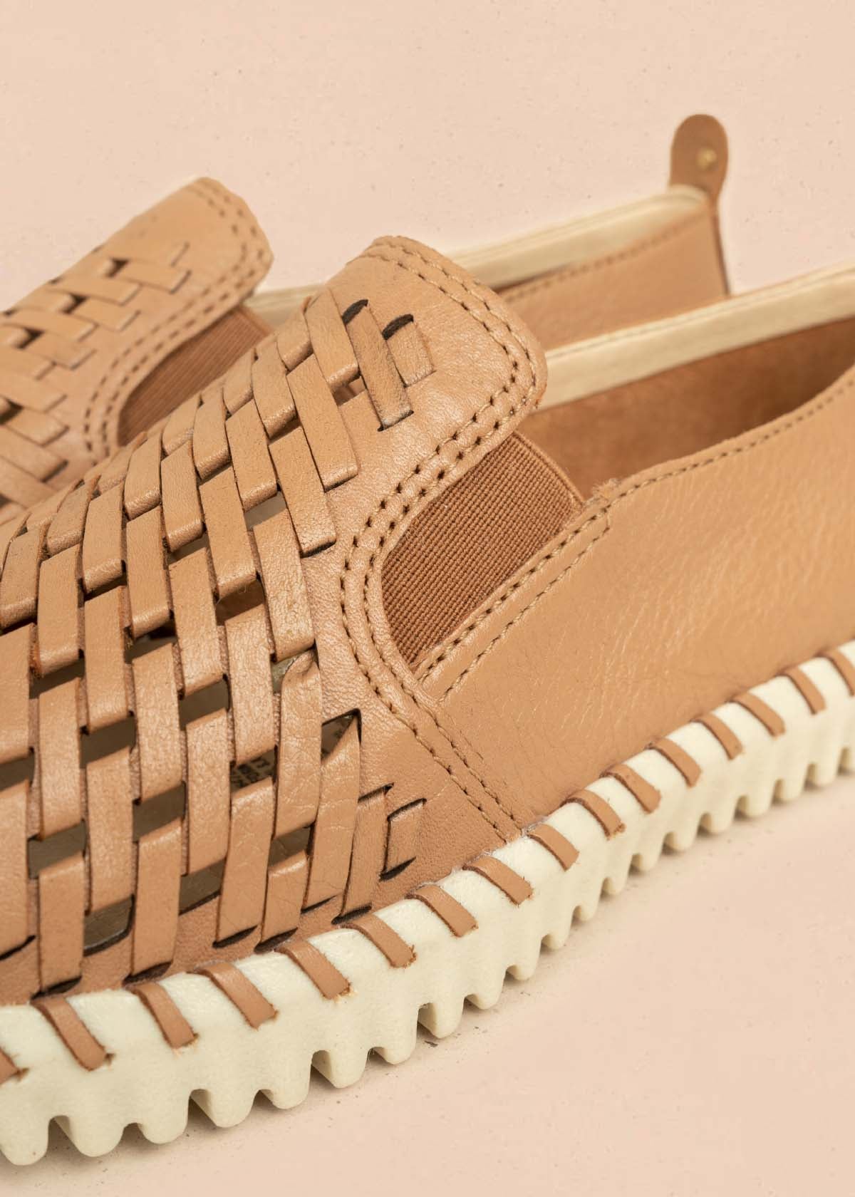 Zapatos cerrados en cuero color moca con perforaciones 105992