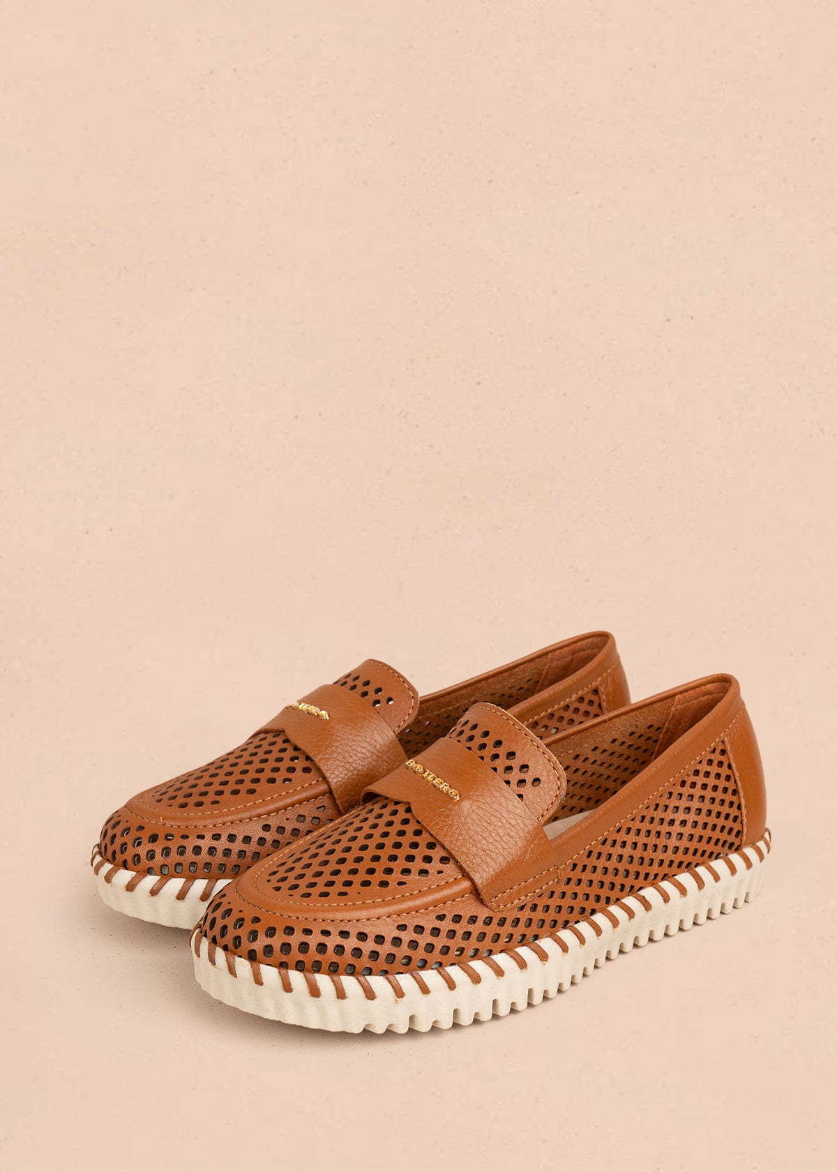 Mocasín en cuero color miel con perforaciones 105993