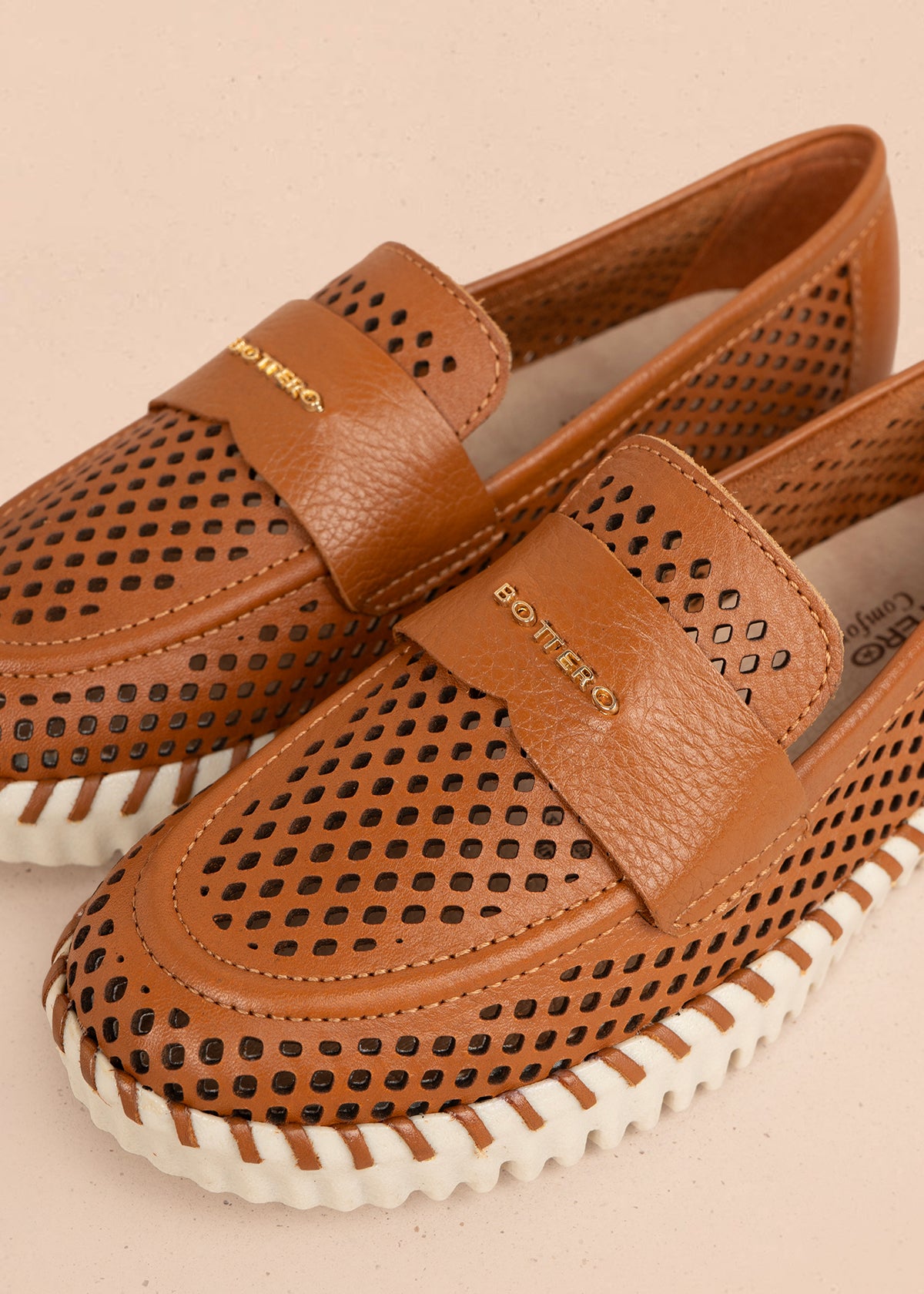 Mocasín en cuero color miel con perforaciones 105993