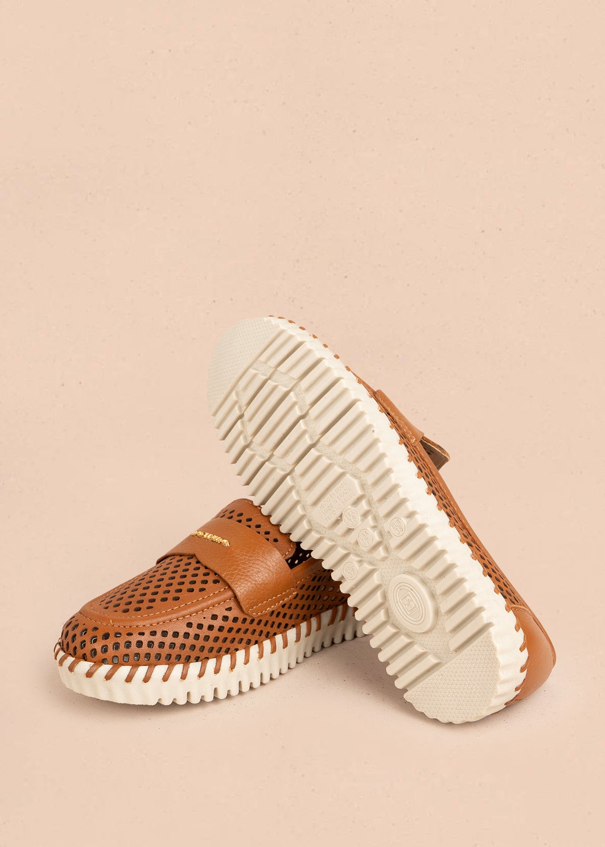 Mocasín en cuero color miel con perforaciones 105993