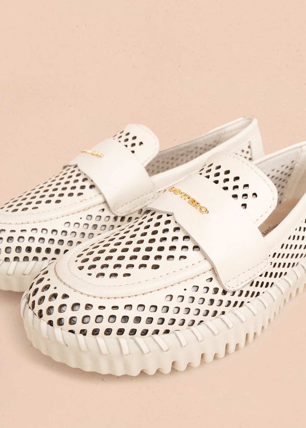 Mocasín en cuero color talco con perforaciones 105993