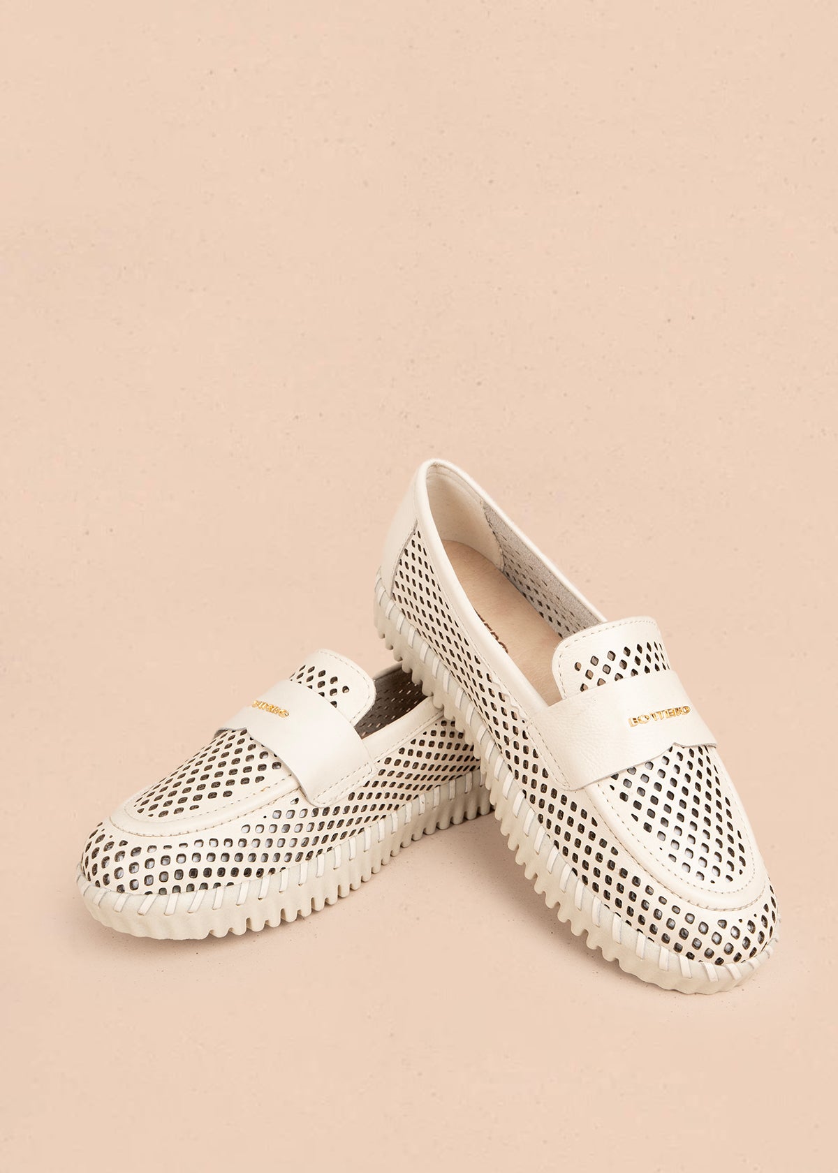 Mocasín en cuero color talco con perforaciones 105993