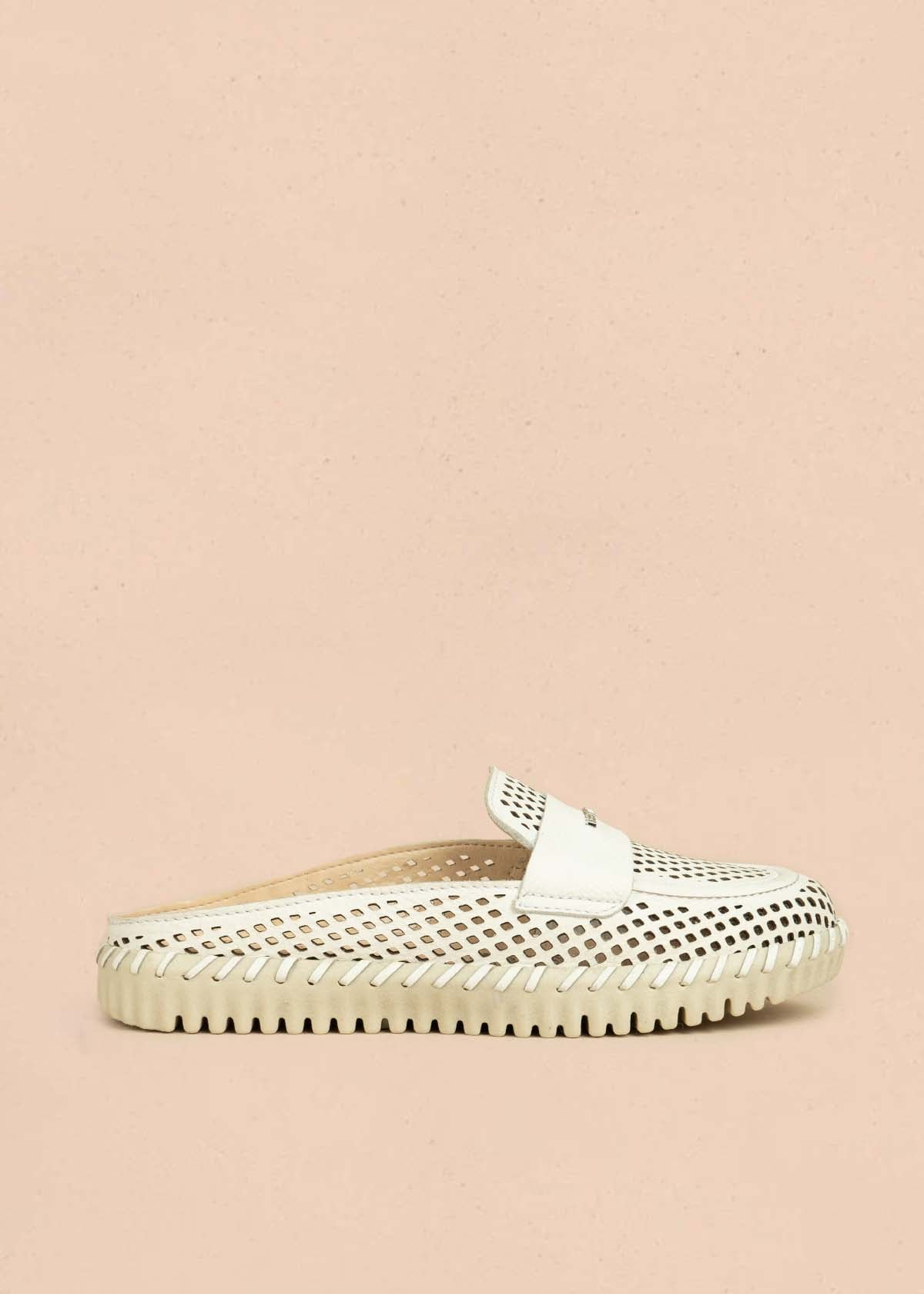 Zuecos en cuero color blanco con perforaciones 105994