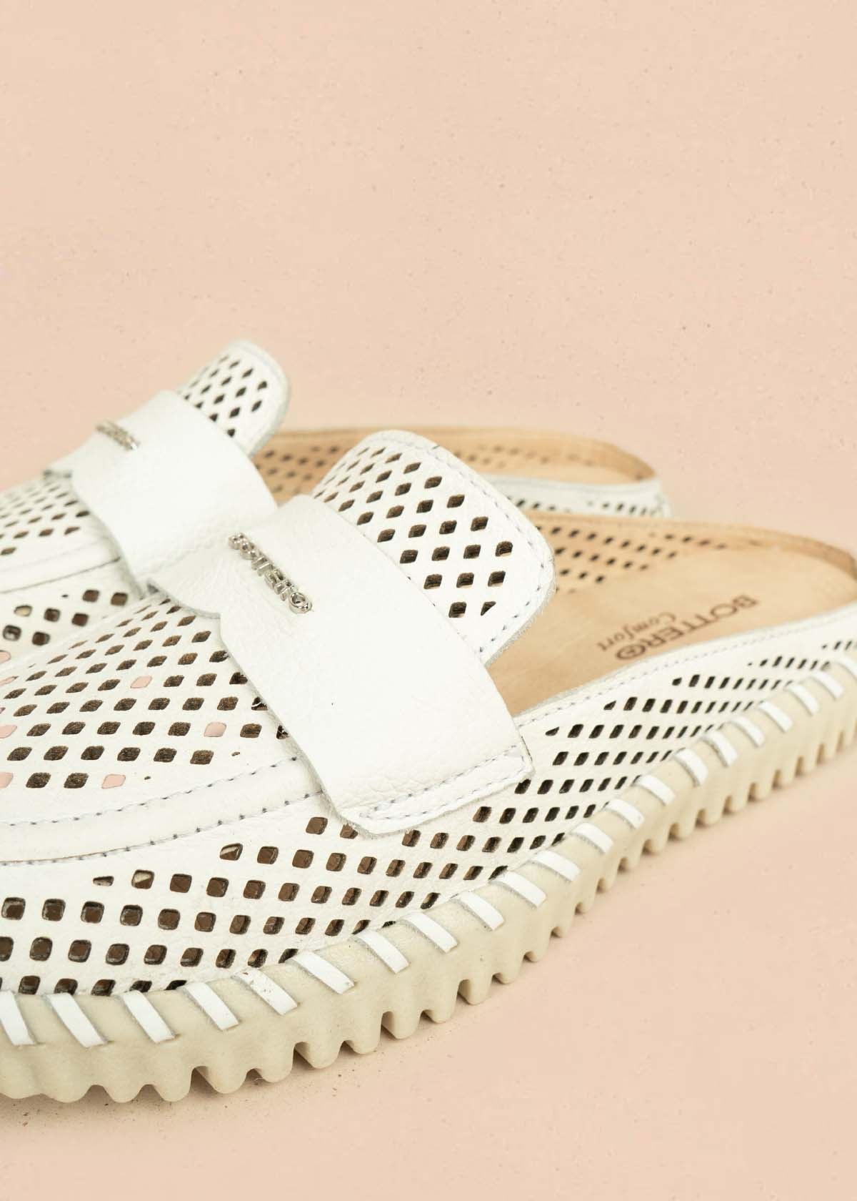 Zuecos en cuero color blanco con perforaciones 105994