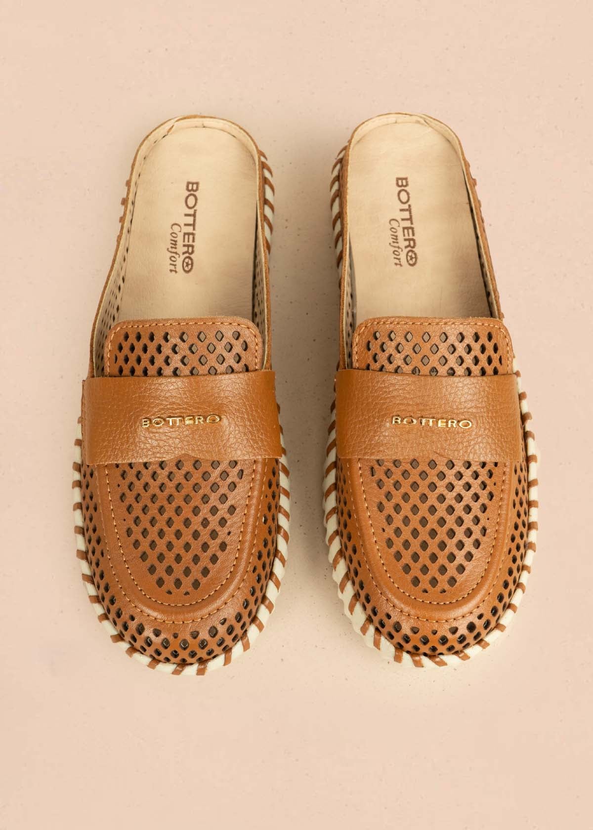 Zuecos en cuero color miel con perforaciones 105994